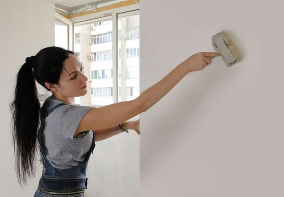 Нужно ли грунтовать стены перед поклейкой обоев: как грунтовать стены под  обои